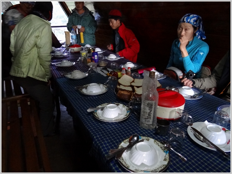 2012-02-14 18-18-25第一天山屋餐廳吃晚餐.JPG